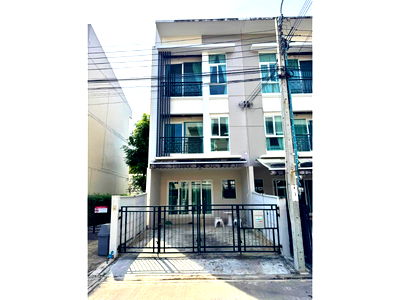 Townhouses for rent : For rent, 3-storey townhouse 25,000 baht, 3 bedrooms, 3 bathrooms, 149 sq.m. Baan Klang Muang, Rama 9 (Motorway), 5 minutes to the expressway and BTS
