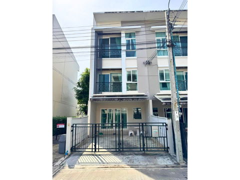 For rent, 3-storey townhouse 25,000 baht, 3 bedrooms, 3 bathrooms, 149 sq.m. Baan Klang Muang, Rama 9 (Motorway), 5 minutes to the expressway and BTS