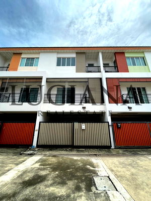 Townhouses for rent Golden Place Rama 9 : 🏡 For rent, 3-storey townhouse, corner house, near MRT Sutthisan, prime location for living & home office!