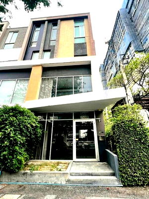 ทาวน์โฮมให้เช่า : ให้เช่า ทาวน์โฮม/โฮมออฟฟิศ 3.5ชั้น แปลงมุม 30.3ตรว.(สไตล์โมเดิร์นลอฟท์)อยู่ถนนรามอินทรา64 ใกล้แฟชั่นไอส์แลนด์