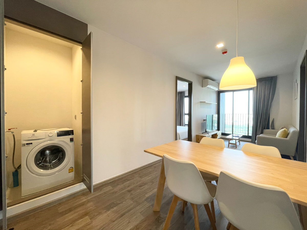 picture Modern Condo in Prime Location | Fully Furnished | BTS & Malls in Walking Distance - 4/9