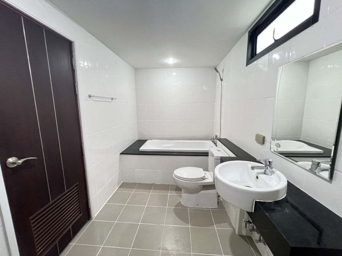 picture Punna Residence Oasis 1 (Pool view Corner room ) - 4/16