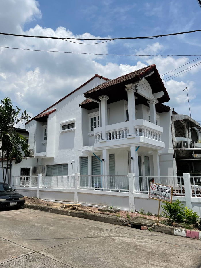 รูป ให้เช่า ตามสภาพ ทาวน์เฮ้าส์ หลังมุม หมู่บ้านสราญรมย์ ซ.ประเสริฐมนูกิจ 42 ต้นโครงการ ไม่ต้องนั่งวิน - รูปที่ 1/11
