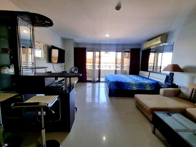 Condos for sale North Pattaya Road : Large Studio Unit for Sale Near Big C Central Pattaya