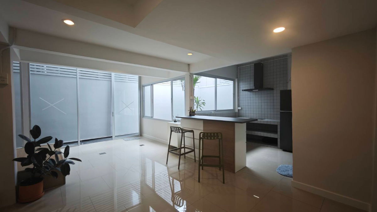 รูป [ขาย] บ้านแฝดรีโนเวทใหม่ย่านลาดพร้าว-โชคชัย4 บ้านหลังใหญ่  บรรยากาศอบอุ่น - รูปที่ 12/31
