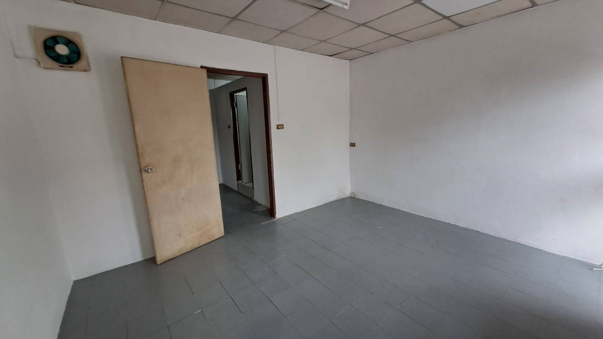 picture 🏡 Townhouse for Rent – On Nut 44 | Rungaroon Village | 2 Beds, 2 Baths | 9,000 THB/Month - 12/18