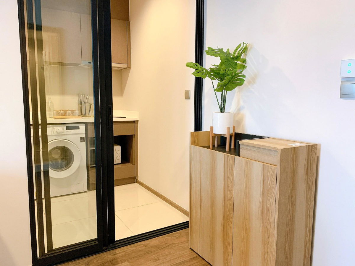 picture Modern Condo in Prime Location | Fully Furnished | BTS & Malls in Walking Distance - 10/19