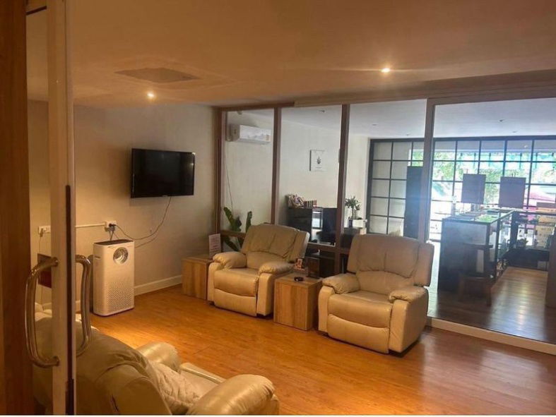 picture Cafe business for sale in the heart of Pattaya, prime location near the beach, ready to continue business. - 3/6