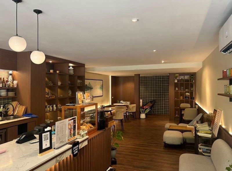 picture Cafe business for sale in the heart of Pattaya, prime location near the beach, ready to continue business. - 2/6