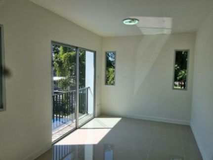 picture Selling a Townhome at The Connect 12, Klong Kaew 37 Alley, 97.85 sqm, 28.7 sq. wah, corner unit. - 10/12