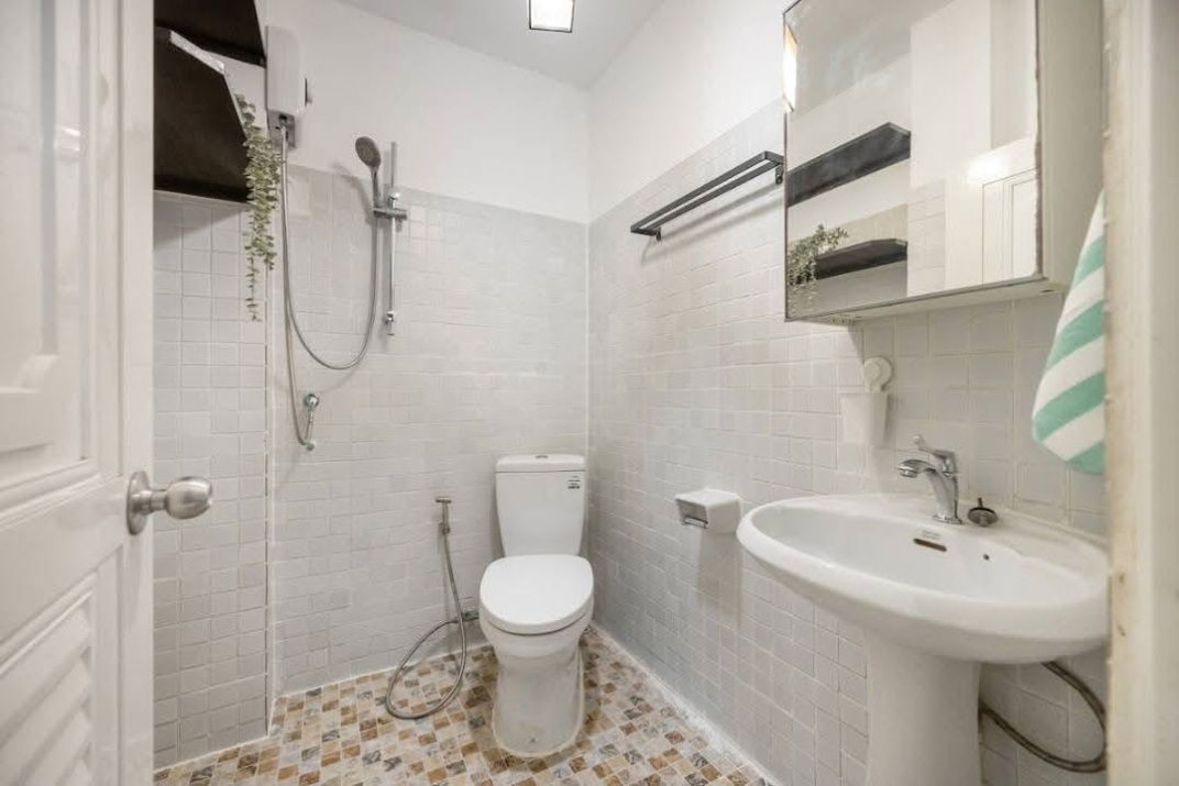 picture For Rent at Thonglor Soi Thararom 2 and Ekkamai 19 - 4/12