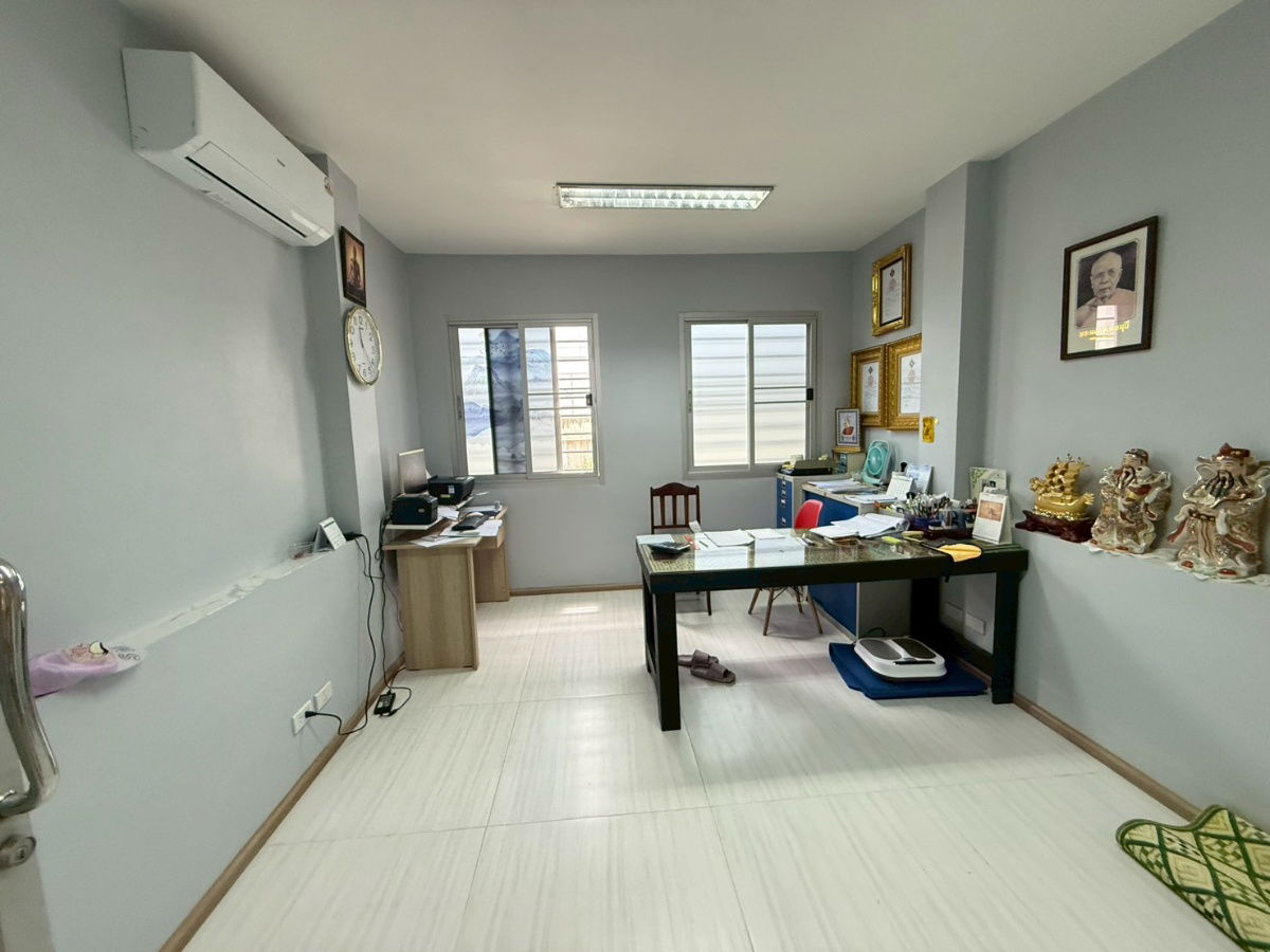 รูป #ให้เช่าอาคารพาณิชย์ 3.5 ชั้น พร้อมดาดฟ้า เหมาะสำหรับทำ Airbnb, Hotel, หรือ Office ย่านรามคำแหง 90  🔥 เช่า 45,000บาท/เดือน (ต่อรองได้ครับ) - รูปที่ 9/28