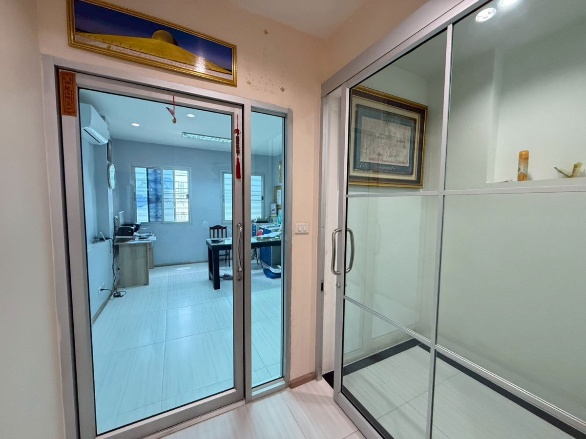 รูป #ให้เช่าอาคารพาณิชย์ 3.5 ชั้น พร้อมดาดฟ้า เหมาะสำหรับทำ Airbnb, Hotel, หรือ Office ย่านรามคำแหง 90  🔥 เช่า 45,000บาท/เดือน (ต่อรองได้ครับ) - รูปที่ 7/28