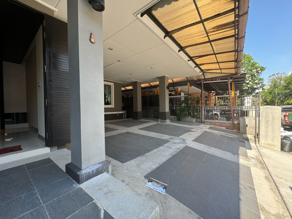 picture P0107 Golden Nakara – Spacious Luxury Home in Central Bangkok - 36/40