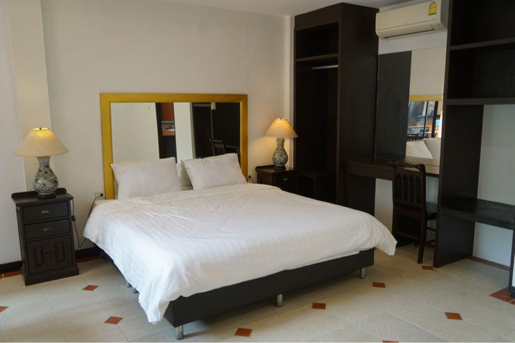 picture Pool Villa for Sale in Pattaya 🌴 Land size: 206 sq. wah (824 sq. meters) 📍Located on Pratumnak Hill, Soi Thappraya 15 - 8/17