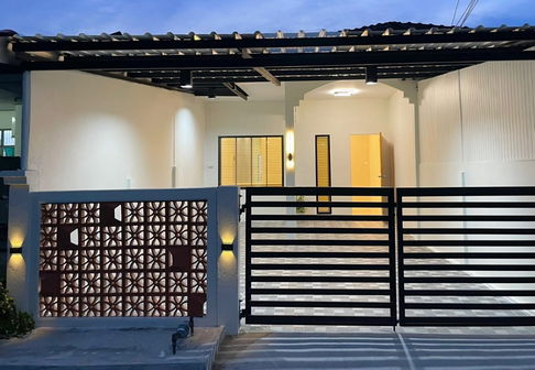 sale, single-storey townhouse in a project, Ban Phru location, size 30 sq m, 2 bedrooms, selling for 1.79 million baht.