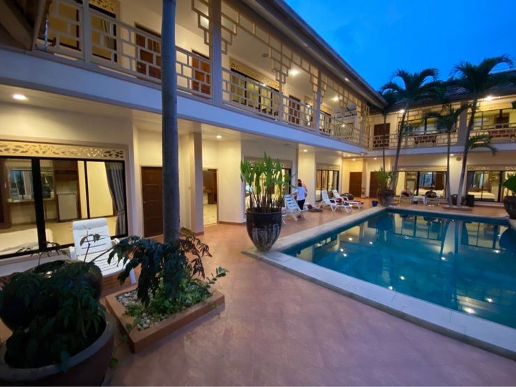 picture Pool Villa for Sale in Pattaya 🌴 Land size: 206 sq. wah (824 sq. meters) 📍Located on Pratumnak Hill, Soi Thappraya 15 - 2/17