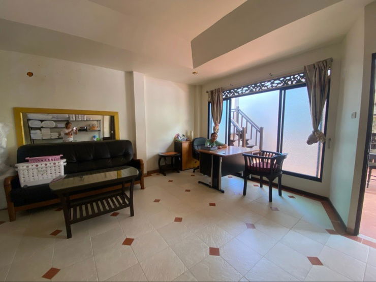 picture Pool Villa for Sale in Pattaya 🌴 Land size: 206 sq. wah (824 sq. meters) 📍Located on Pratumnak Hill, Soi Thappraya 15 - 15/17