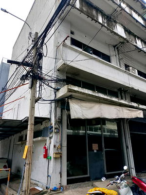 Shophouses for rent Rajamangala University of Technology Krungthep South Bangkok Campus : 5-storey commercial building for rent on Chan 32, with a bedroom and bathroom on every floor, private parking, and located near Surasak BTS Station