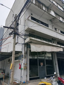 5-storey commercial building for rent on Chan 32, with a bedroom and bathroom on every floor, private parking, and located near Surasak BTS Station