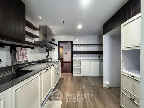 3-BR Condo at Baan Prompong Condominium near MRT Phetchaburi (ID 1991457)