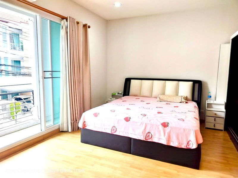 Townhouses for rent : For Rant Baan Klang Muang Ratchada 36