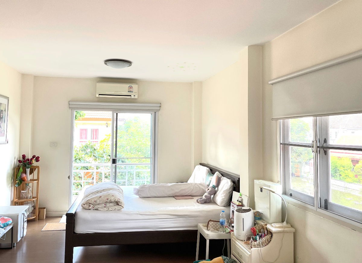 รูป ขายบ้านเดี่ยว 2 ชั้น ติดริมสระน้ำโครงการ หมู่บ้าน กฤษดานคร 25 มีสนามกอล์ฟในโครงการ เหมาะซื้ออยู่อาศัยพักผ่อนหย่อนใจ บรรยากาศดี เงียบสงบ - รูปที่ 11/13