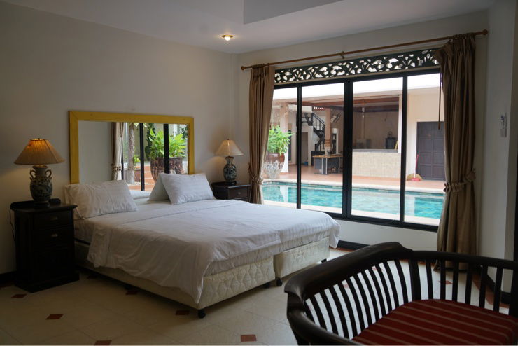 picture Pool Villa for Sale in Pattaya 🌴 Land size: 206 sq. wah (824 sq. meters) 📍Located on Pratumnak Hill, Soi Thappraya 15 - 7/17