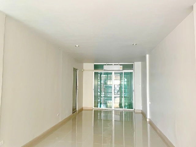 picture Soi LatPhrao 15-27 Ratchada 699m. MRT LatPhrao 500m. For rent 4-storey townhouse BaanKlangMuang 24sq - 4/8