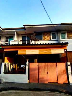 ขายทาวน์โฮม : 🏠 บ้านทาวน์เฮ้าส์ 2 ชั้น หมู่บ้านนนท์ธารา2 เส้นนครอินทร์  ราชพฤกษ์-พระราม5 🔸 เนื้อที่ 22 ตร.วา  3 ห้องนอน 2 ห้องน้ำ จอดรถได้ 2 คันรวมหน้าบ้าน 