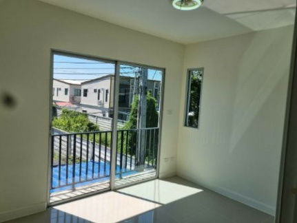 picture Selling a Townhome at The Connect 12, Klong Kaew 37 Alley, 97.85 sqm, 28.7 sq. wah, corner unit. - 6/12