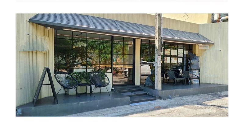 picture Cafe business for sale in the heart of Pattaya, prime location near the beach, ready to continue business. - 1/6