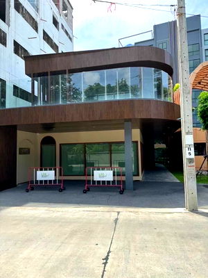 Retail spaces for sale BTS Phra Khanong : Shop space for sale  (The Excel hideaway Sukhumvit 71)