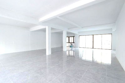 Shophouses for rent MRT Lumphini : Rent space on Witthayu Road behind Rolex Watch Center
