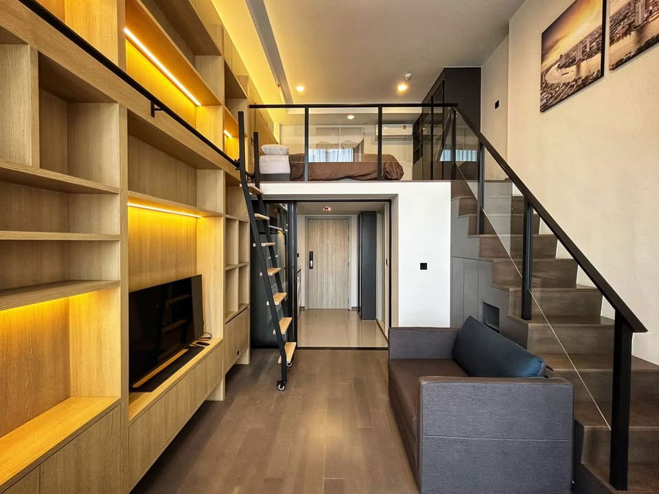 รูป 🔐#OL2303_220🔐🗓️ ว่างพร้อมอยู่🗓️𝐅𝐨𝐫 𝐑𝐞𝐧𝐭 ( 35 𝐬𝐪𝐦. Duplex1Bed, 𝟏𝐛𝐚𝐭𝐡 )𝐏𝐚𝐫𝐤 𝐎𝐫𝐢𝐠𝐢𝐧 𝐂𝐡𝐮𝐥𝐚 - 𝐒𝐚𝐦𝐲𝐚𝐫𝐧 - รูปที่ 2/15