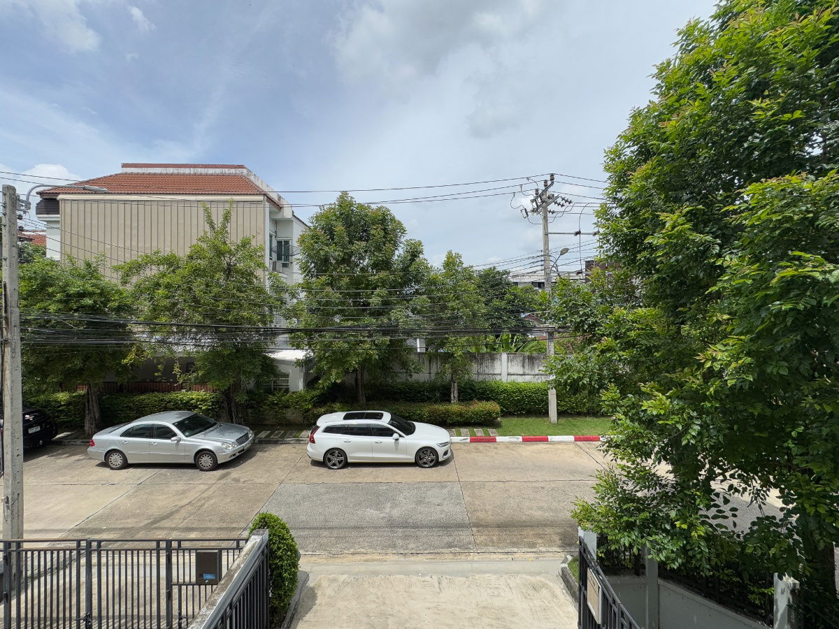 รูป ขายทาวน์โฮม 3 ชั้น บ้านสภาพสวยไม่เคยเข้าอยู่ หลังมุมพื้นที่สวนเยอะ  หน้าบ้านไม่ชนกับบ้านอื่น พร้อมที่จอดรถลึกพิเศษ มีแค่ไม่กี่หลัง เพียง 7.19 ล้านบาท - รูปที่ 26/26