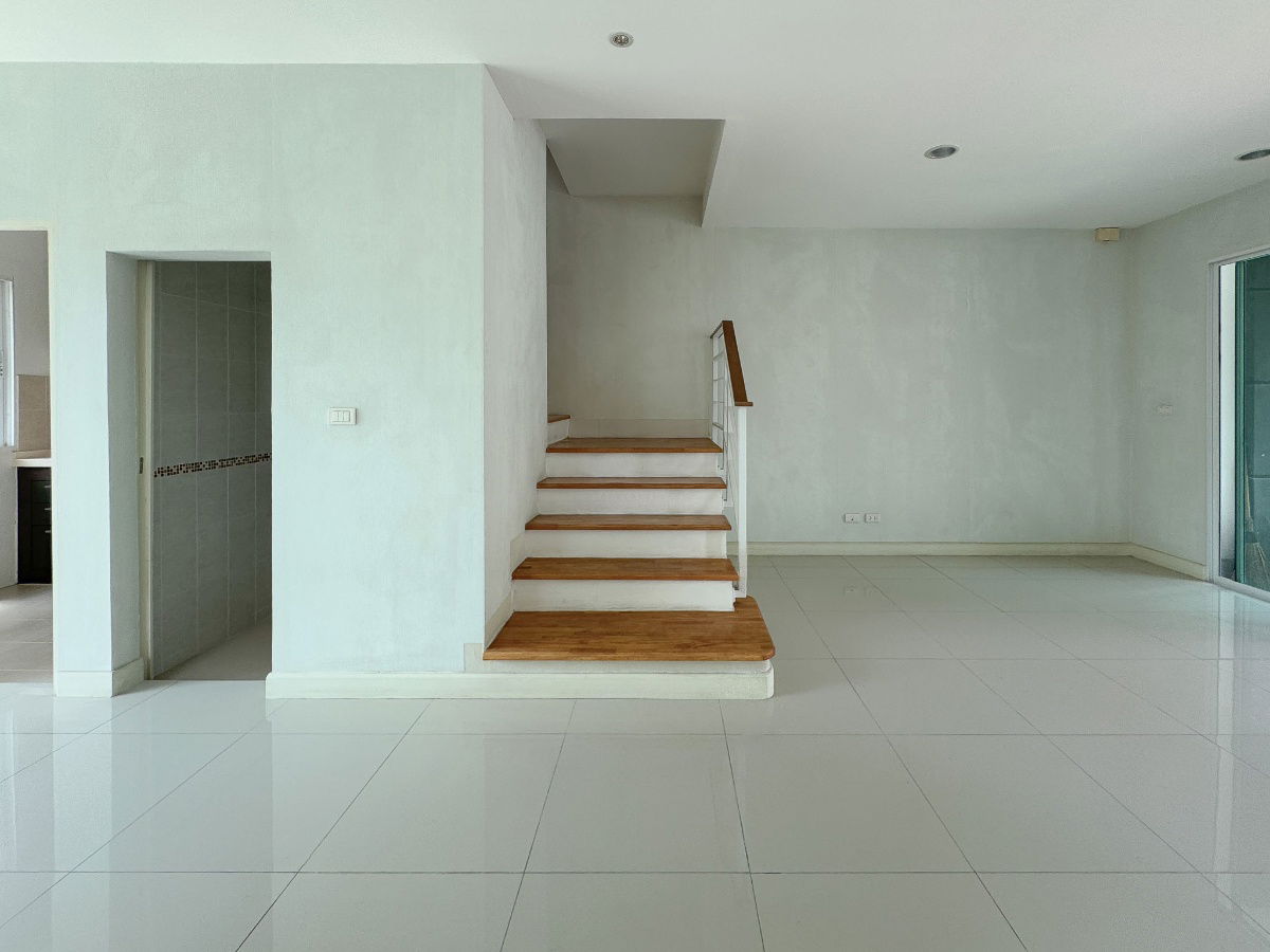 รูป ขายทาวน์โฮม 3 ชั้น บ้านสภาพสวยไม่เคยเข้าอยู่ หลังมุมพื้นที่สวนเยอะ  หน้าบ้านไม่ชนกับบ้านอื่น พร้อมที่จอดรถลึกพิเศษ มีแค่ไม่กี่หลัง เพียง 7.19 ล้านบาท - รูปที่ 9/26
