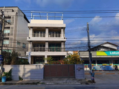 For sale: 3 and a half storey building with 91 sq.w. of land, prime location, Soi Ramkhamhaeng 174, Lotus next to the house.