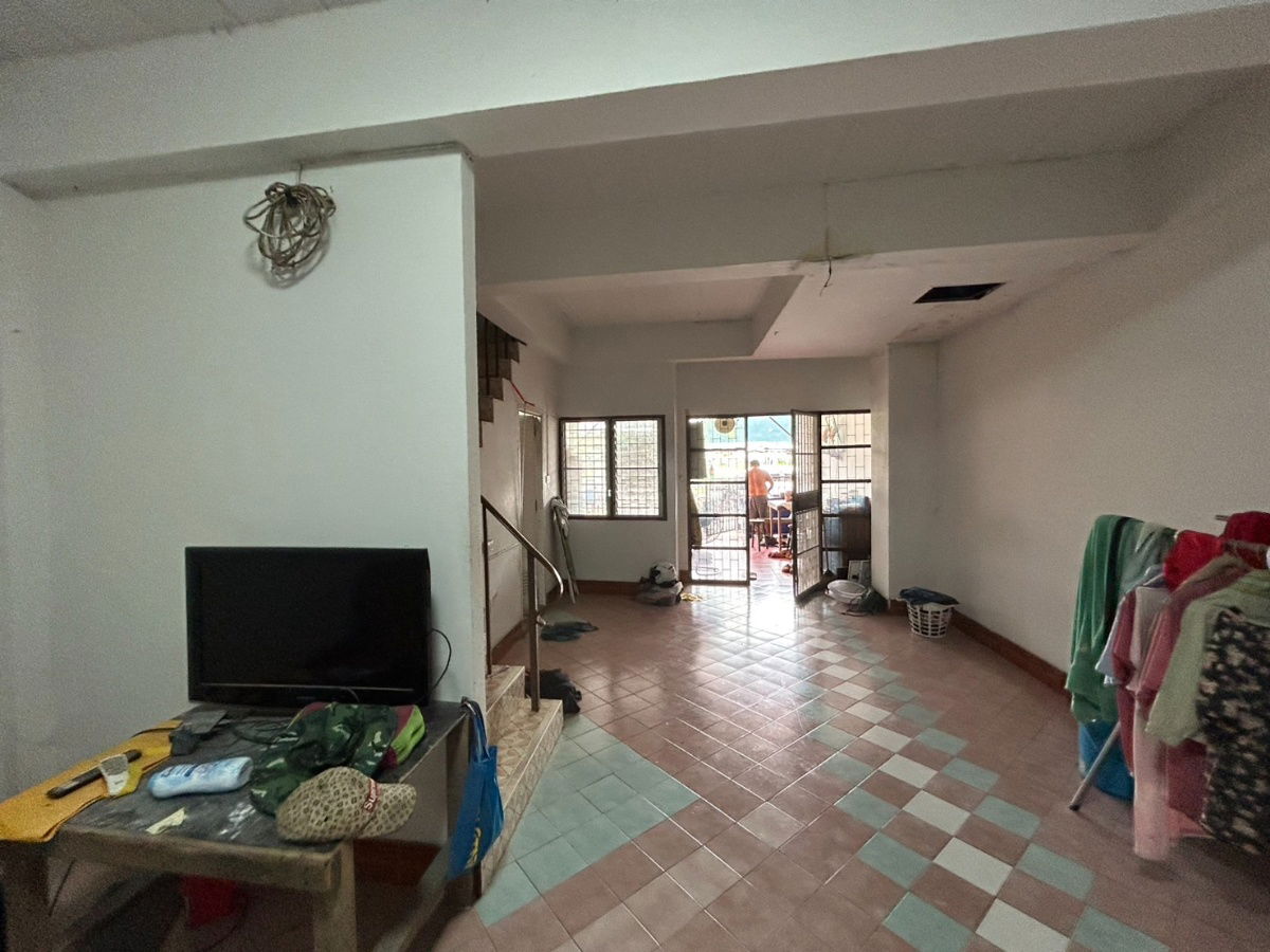 picture Prime Location, Passive Income from Day One! 2-Storey Townhome for Sale with Tenant – Soi Ditsaphon 1, near Lotus Chonburi,  - 4/8