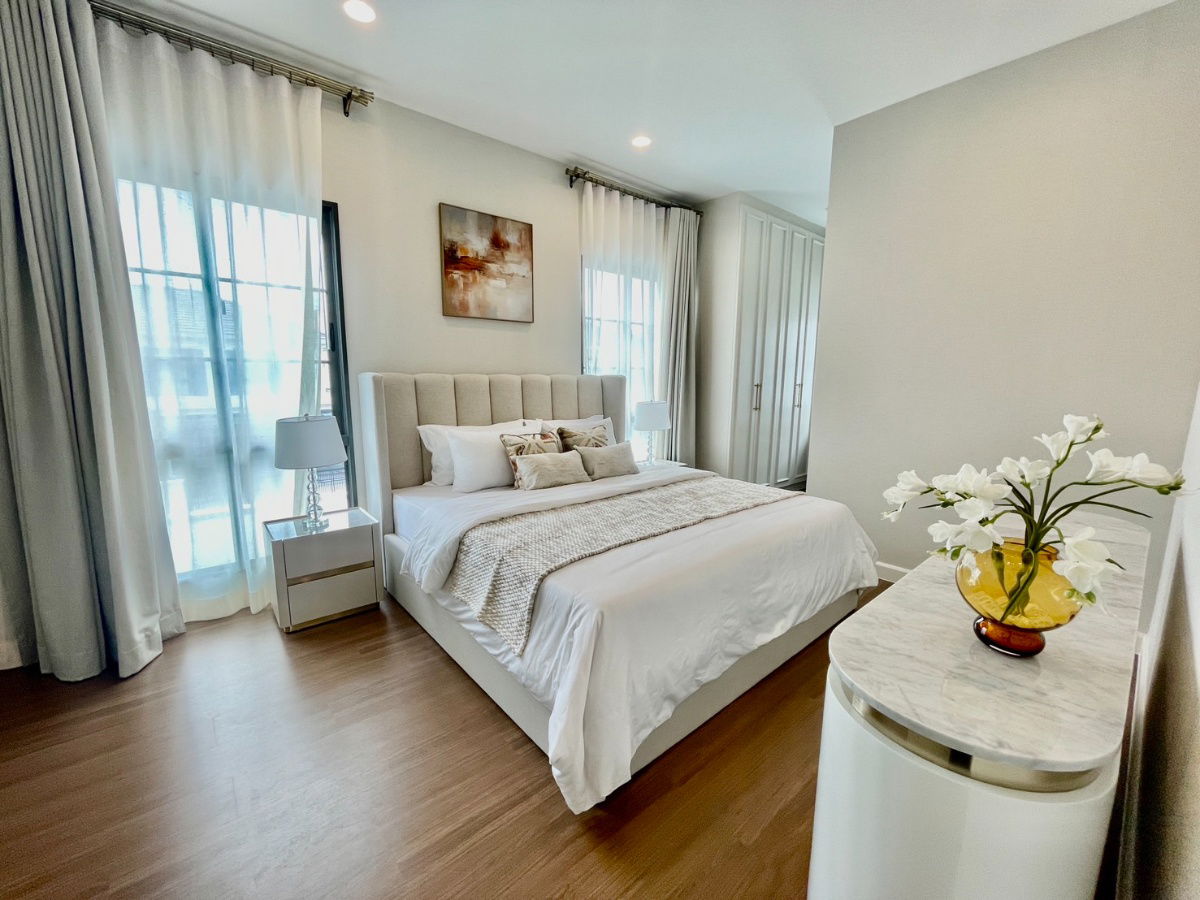 picture A model home with complete decoration in a perfect luxury style, ready to move in..must be here "Setthasiri Ngamwongwan" - 10/11