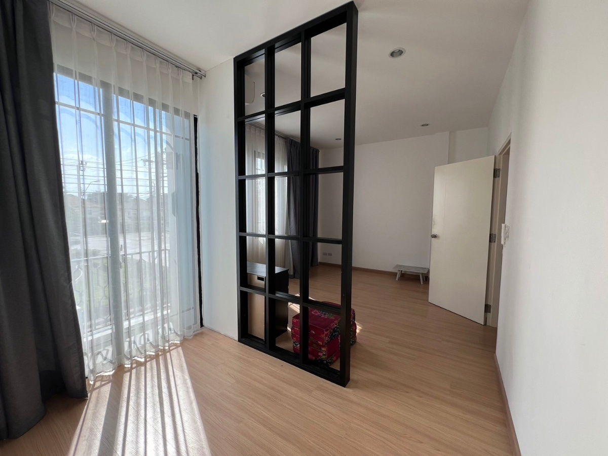 รูป 🏡 ขายทาวน์เฮาส์ 2 ชั้น หน้าบ้านไม่ชนใคร! พร้อมอยู่ ทำเลดี บางนา-ตราด กม.29 (ใกล้ ABAC / สุวรรณภูมิ) - รูปที่ 13/15