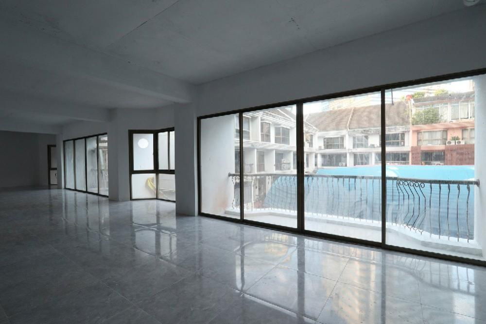 picture Rent space on Witthayu Road behind Rolex Watch Center - 6/19
