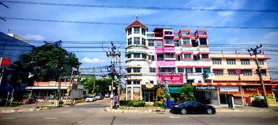 Shophouses for sale Rangsit University : Urgent sale, 4.5-storey commercial building, on an 8-lane main road, in the middle of Pathum Thani, a million-dollar location