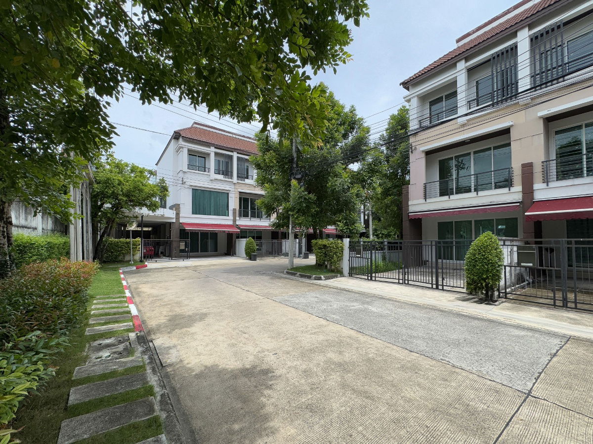 รูป ขายทาวน์โฮม 3 ชั้น บ้านสภาพสวยไม่เคยเข้าอยู่ หลังมุมพื้นที่สวนเยอะ  หน้าบ้านไม่ชนกับบ้านอื่น พร้อมที่จอดรถลึกพิเศษ มีแค่ไม่กี่หลัง เพียง 7.19 ล้านบาท - รูปที่ 5/26