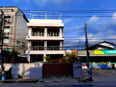 Shophouses for sale Ramkhamhaeng Road : For sale: 3 and a half storey commercial building with 91 sq.w. of land, prime location, Soi Ramkhamhaeng 174, Lotus next to the house.
