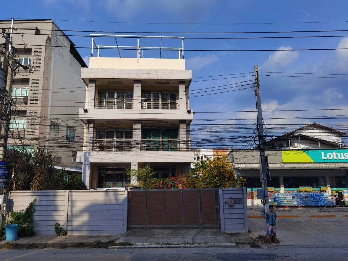 picture For sale: 3 and a half storey commercial building with 91 sq.w. of land, prime location, Soi Ramkhamhaeng 174, Lotus next to the house. - 1/11