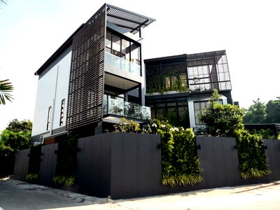 Houses for sale Soi Sukhumvit 71 : P0117 Luxury 3-Storey Residence with Private Pool in Prime Sukhumvit 7