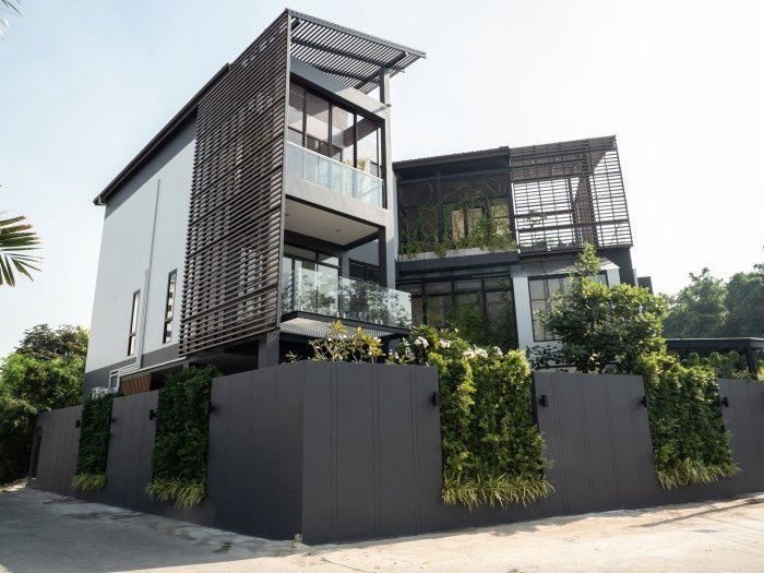 รูป P0117 ขายบ้านหรู 3 ชั้น พร้อมสระว่ายน้ำ ใจกลางสุขุมวิท 71 | พื้นที่ใช้สอย 900 ตร.ม. - รูปที่ 1/15