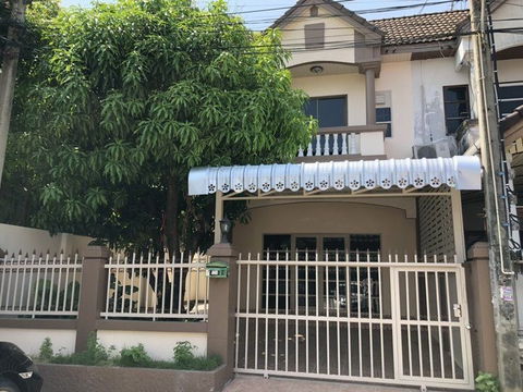 ให้เช่าทาวน์เฮาส์ ศรีชนก พื้นที่ 33 ตร.ว.  2 ชั้น 3 ห้องนอน 2 ห้องน้ำ 2 ที่จอดรถ 