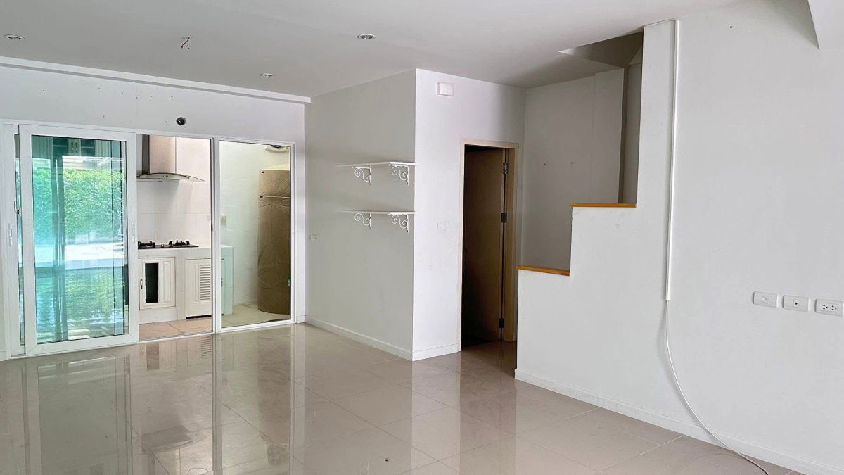 picture Modern Style Townhouse in Soi Tungklom Tarnman Pattaya - 11/11